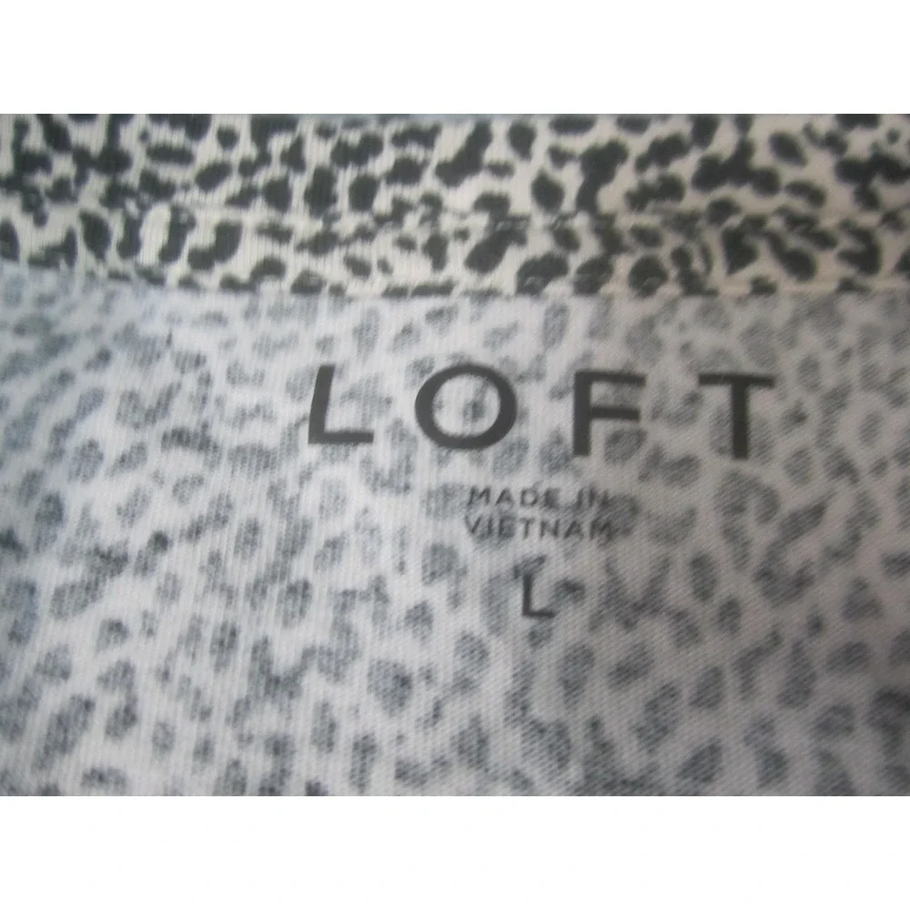 LOFT Shirt Womens Large White Animal Print Puff Sleeve Jersey Top Crew Neck‎